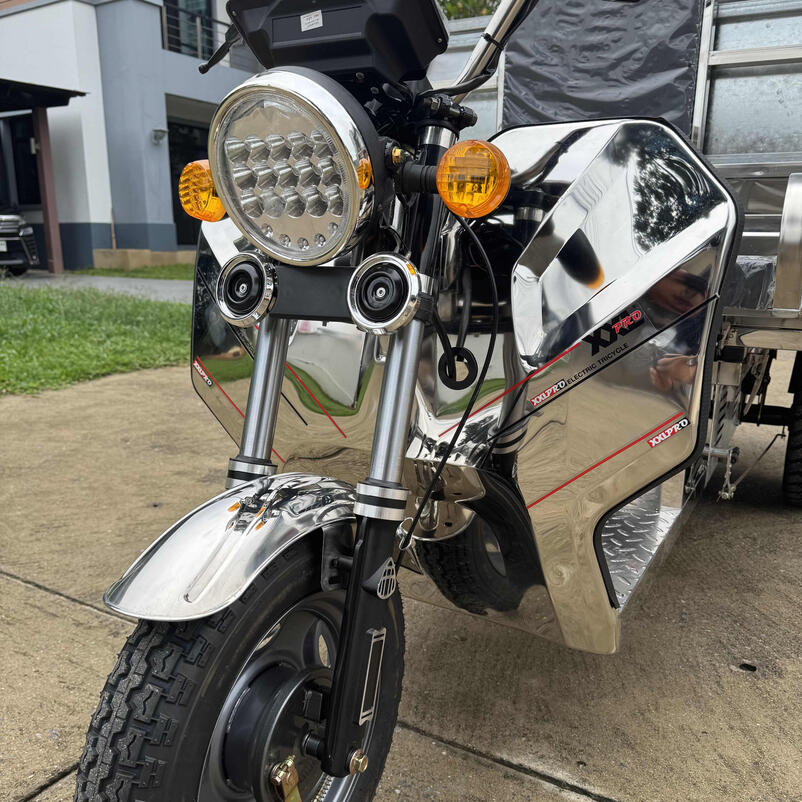 ใกล้ๆ ด้านหน้ารถ